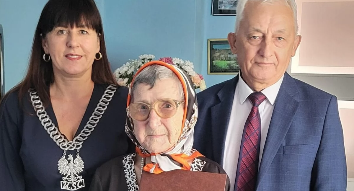 Stulatka z Marcinowa w gminie Sulmierzyce odebrała kwiaty i gratulacje od przedstawicieli samorządu / fot.: archiwum gminy