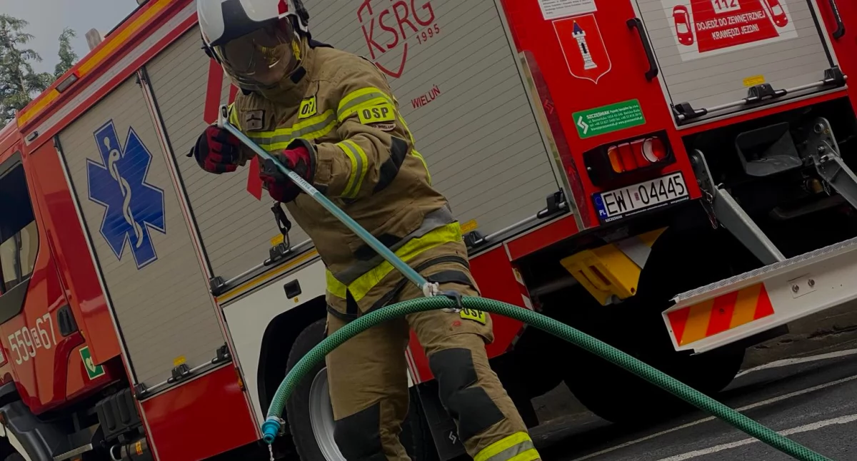 Odławianie węży poskromem na razie druhowie ćwiczą na wężu ogrodowym/fot.: OSP w Wieluniu 