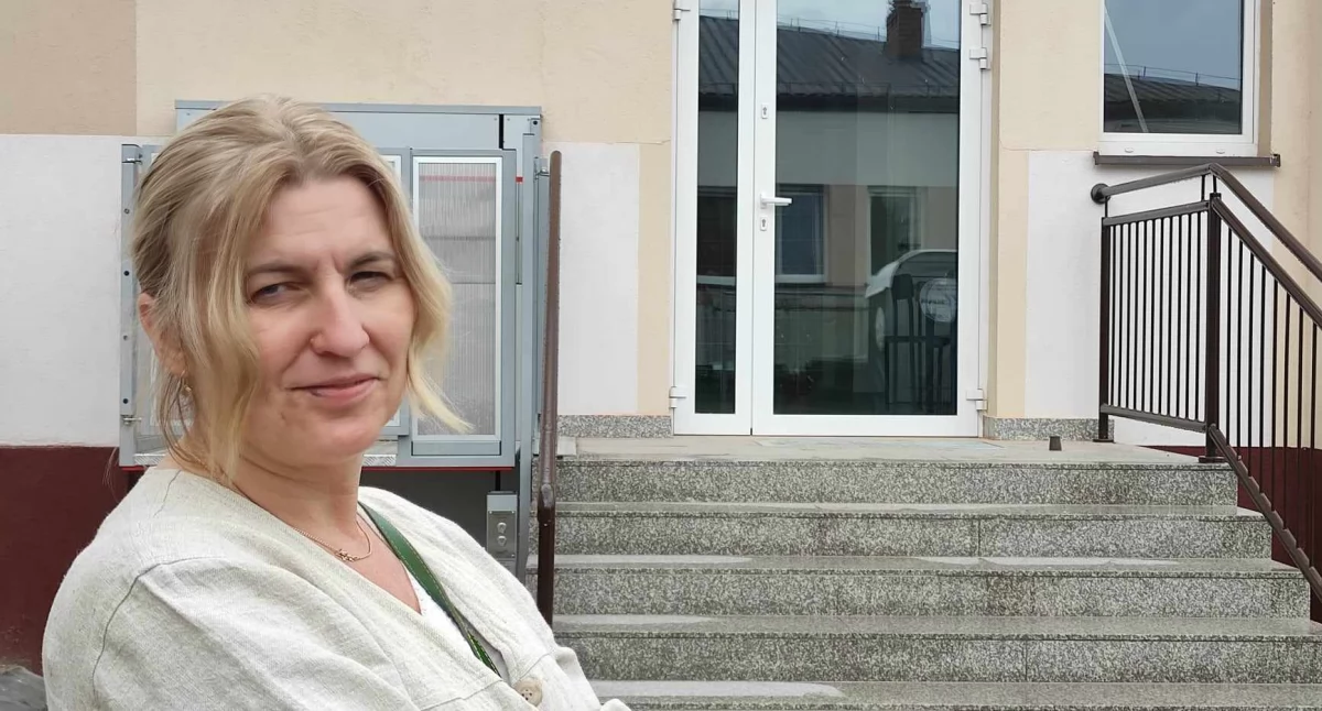 Na zdjęciu - przed drzwiami głównymi do żłobka: Beata Marczak, zastępczyni wójta i sekretarz gminy Wierzchlas/fot.: Ela Wodecka 