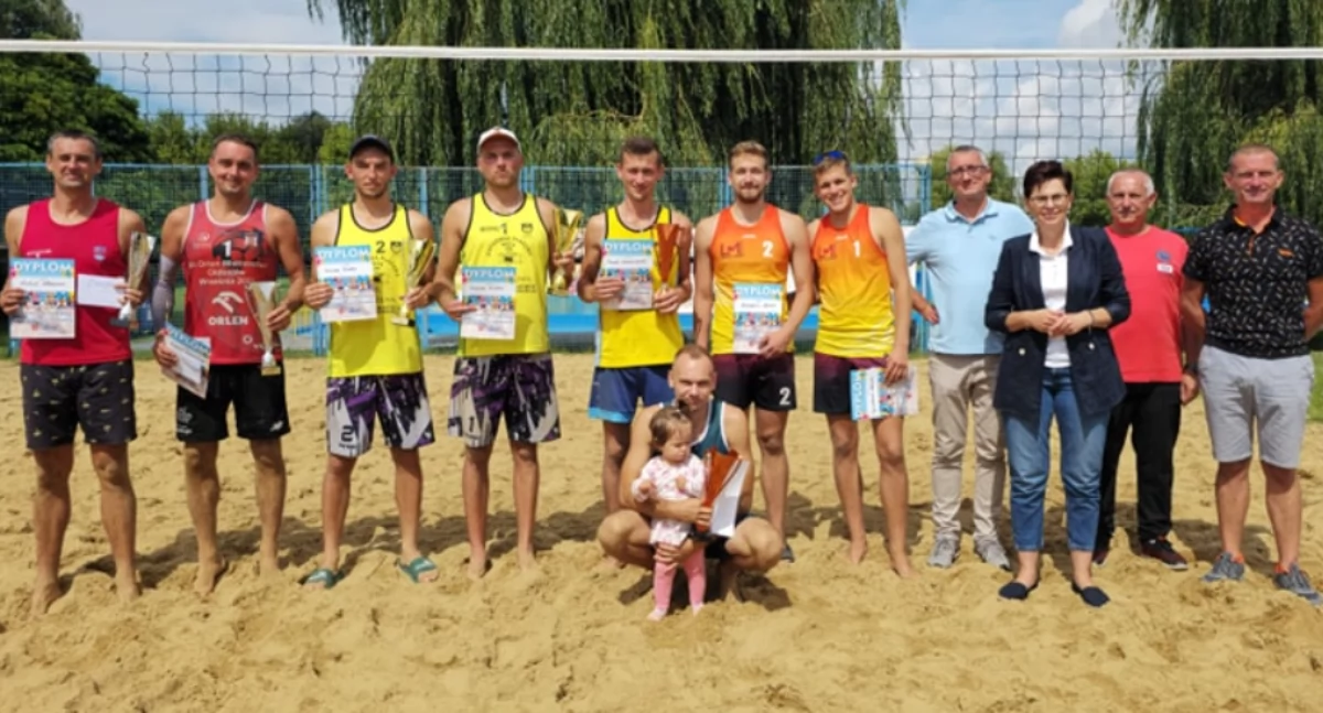 Na zdjęciu laureaci turnieju siatkówki plażowej o puchar burmistrza Wielunia / Fot. Facebook / Wieluń