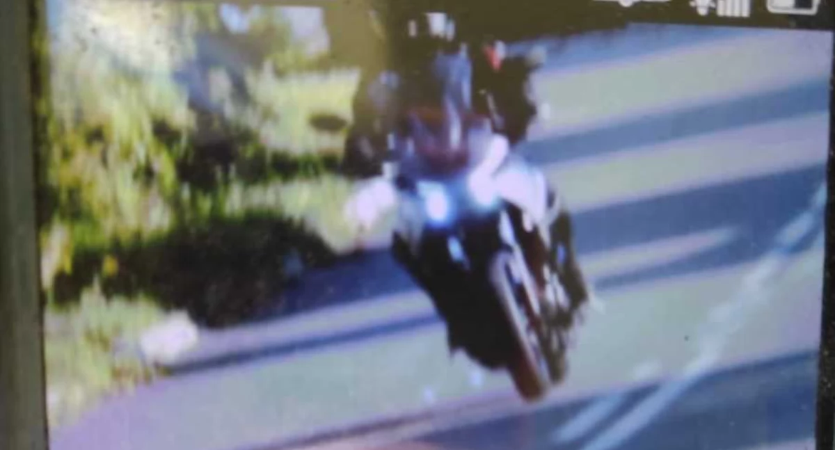 Na zdjęciu motocyklista, który pędził ulicami Ostrzeszowa z nadmierną prędkością / Fot. KPP Ostrzeszów