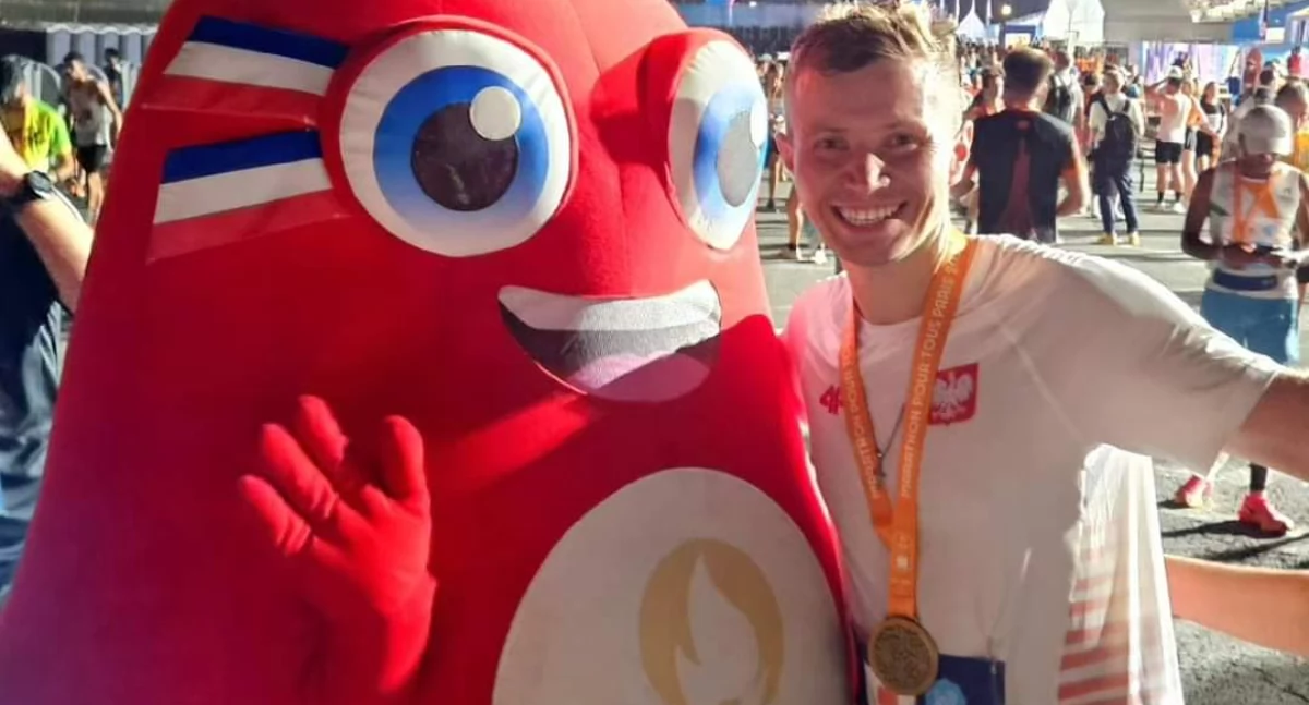 Na zdjęciu szczęśliwy Paweł Urbaniak po ukończonym maratonie w Paryżu/fot.archiwum prywatne Paweł Urbaniak ( wszystkie )
