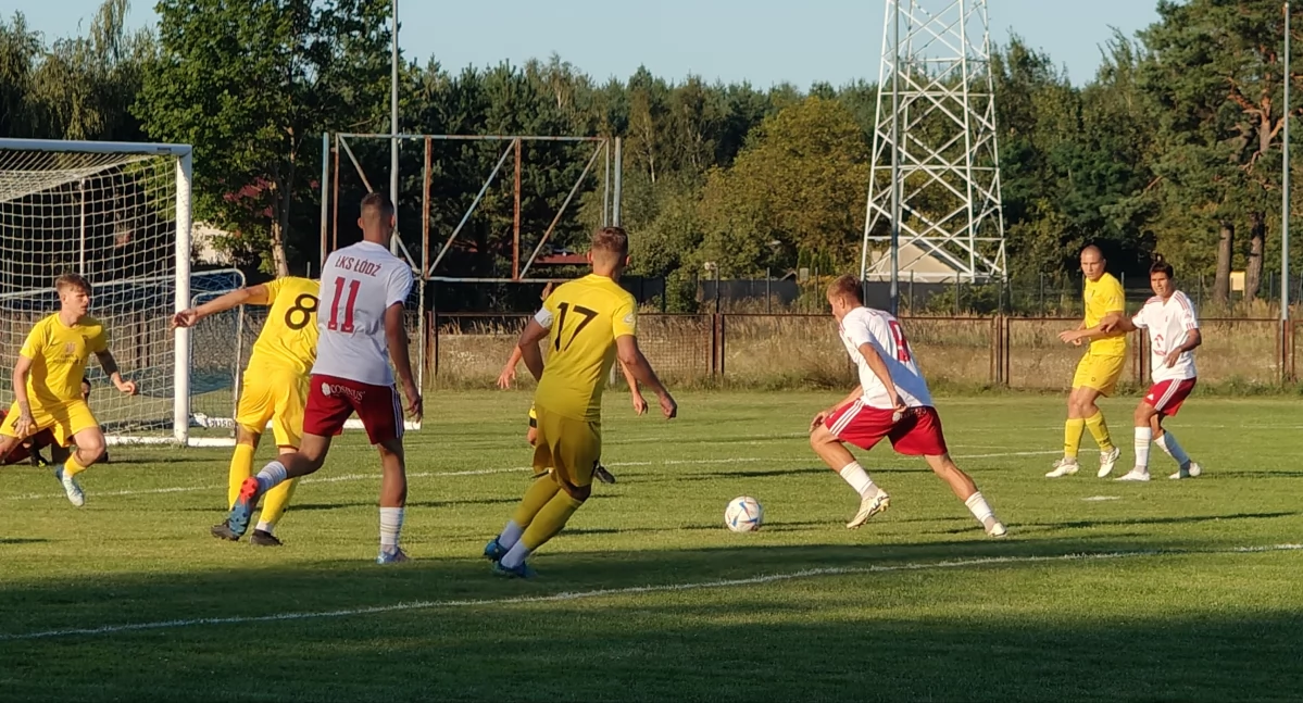 Na zdjęciu piłkarze Warty Działoszyn oraz rezerw Łódzkiego ŁKS-u/fot.Łukasz Płuciennik