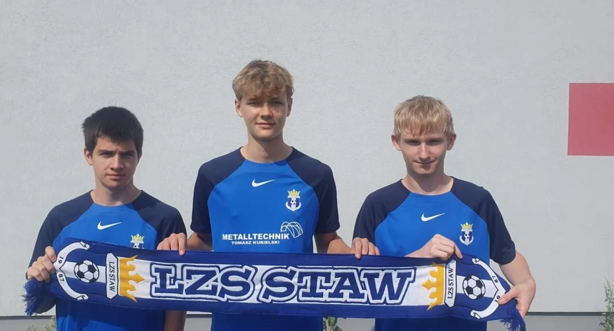 Na zdjęciu Krystian Sztandera, Jakub Wojtuniak oraz Wojciech Sztandera, nowi zawodnicy LZS-u Staw/fot.LZS Staw