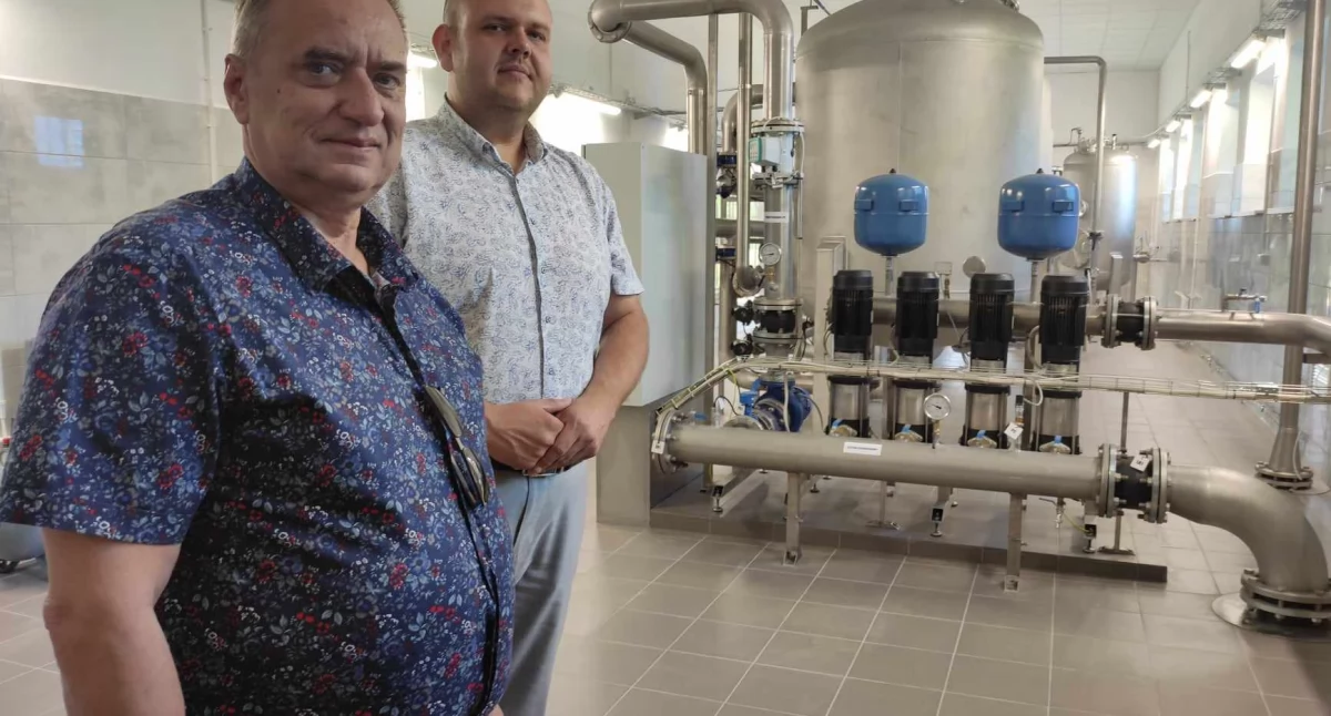 Zmodernizowaną  stację uzdatniania wody w Ożarowie prezentują wójt Zbigniew Dąbrowski (pierwszy z lewej) i jego zastępca Kamil Piekarski/fot.: Ela Wodecka/Urząd Gminy w Mokrsku 