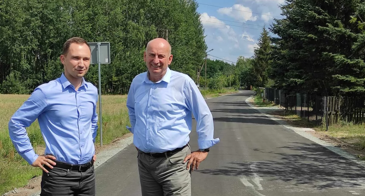 Wójt Andrzej Modrzejewski (po prawej) i jego zastępca Damian Stępień bardzo cieszą się z kolejnej ukończonej inwestycji drogowej w gminie/fot.: Ela Wodecka 