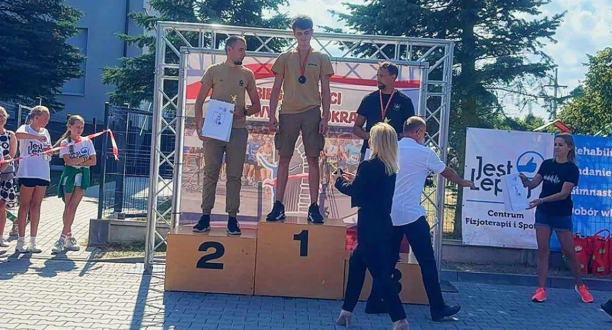 Na zdjęciu dekoracja zwycięzcy Biegu Strażaka w Mokrej Kamila Rychlewskiego/fot.Klaudia Serwa
