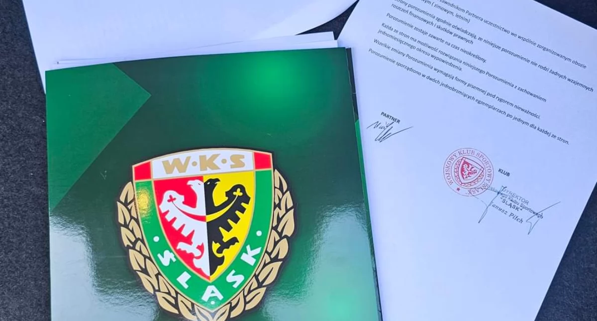 Na zdjęciu parafowana umowa o współpracy wieluńskiej sekcji koszykówki z Wrocławskim Klubem Sportowym/fot.Dawid Małolepszy