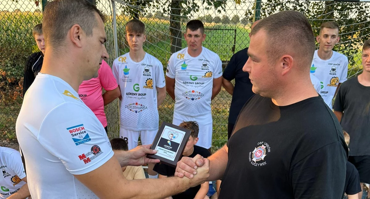 OSP Uników odbiera pamiątkową tabliczkę za udział w akcji „JanówChallenge