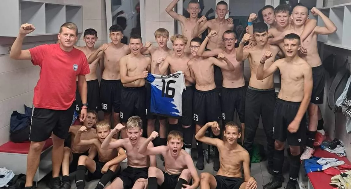 Na zdjęciu lider II ligi wojewódzkiej C1 Trampkarz AS Pajęczno, podopieczni trenera Roberta Krzypkowskiego/fot.AS Pajeczno 