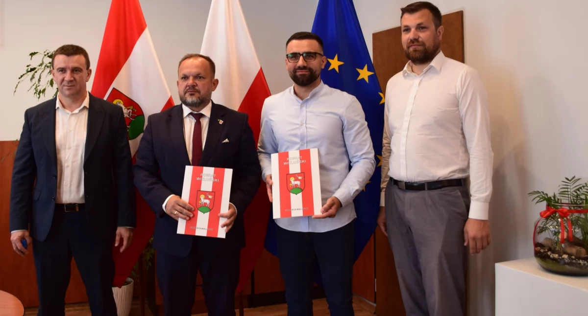 Na zdjęciu moment po podpisaniu umowy przez władze Starostwa Powiatowego w Wieluniu z wykonawcą inwestycji / Fot. Facebook / Powiat wieluński 