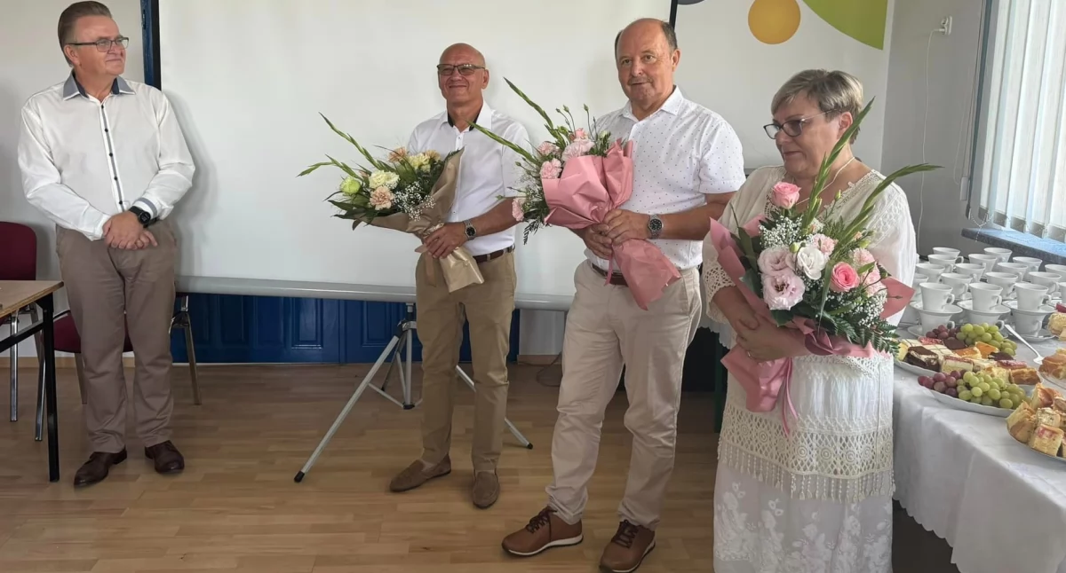 Na zdjęciu nauczyciele I LO w Wieluniu, którzy odeszli na emeryturę. Wśród nich m.in. Bogusław Urwanowicz / Fot. Facebook / I LO im. Tadeusza Kościuszki w Wieluniu