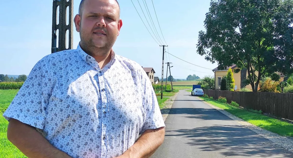 Mieszkańcy przysiółka Kocilew w Ożarowie dojeżdżają do swoich domostw już po asfalcie. Na zdjęciu: Kamil Piekarski, zastępca wójta gminy Mokrsko/fot.: Ela Wodecka 