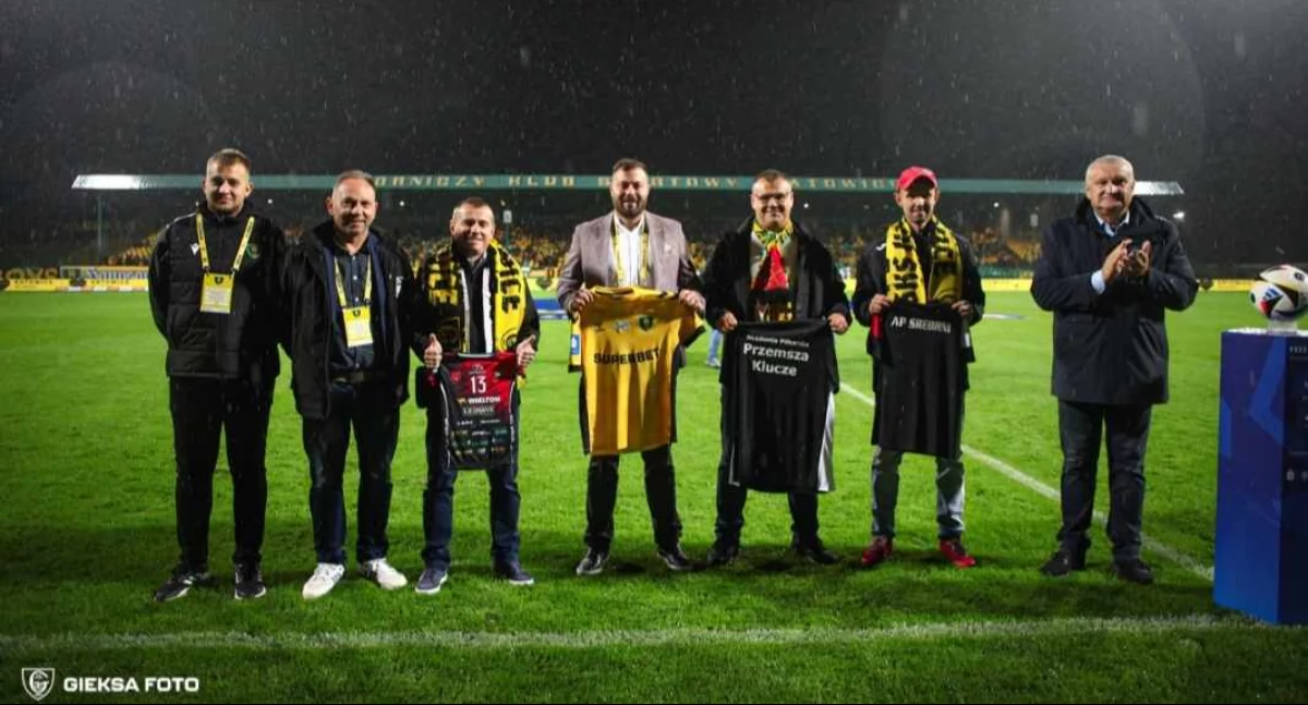Na zdjęciu przedstawiciele WKS-u Wieluń Sekcji Piłki Nożnej oraz Akademii piłkarskiej GKS-u Katowice/fot. GKS Katowice 