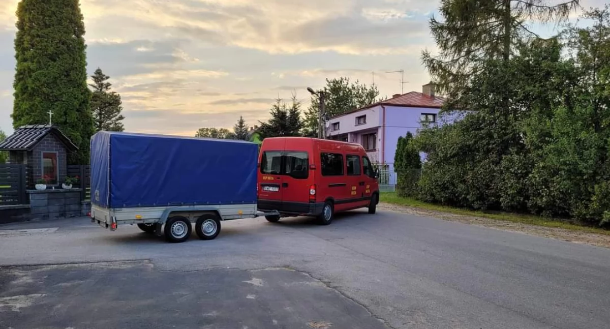 Na zdjęciu wyjeżdżający na południe strażacy ochotnicy z OSP Huta/fot OSP Huta 