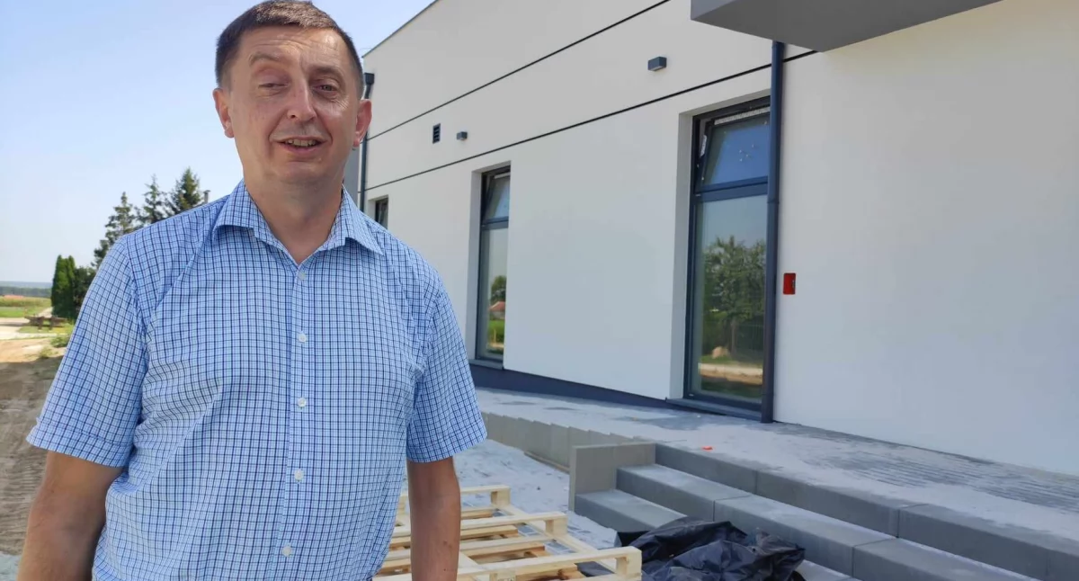 Na zdjęciu: Wójt Leszek Gierczyk przed nowo powstałym ośrodkiem kultury. Obiekt oddany do użytku zostanie na końcu tego roku lub początku przyszłego/fot.: Ela Wodecka 
