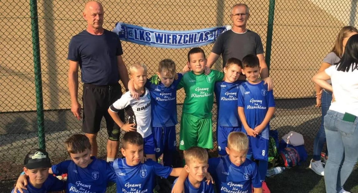 Na zdjęciu Żaki LKS-u Wierzchlas z trenerami, Damianem Fuksem oraz Arturem Kryściakiem/fot. LKS Wierzchlas ( wszystkie )
