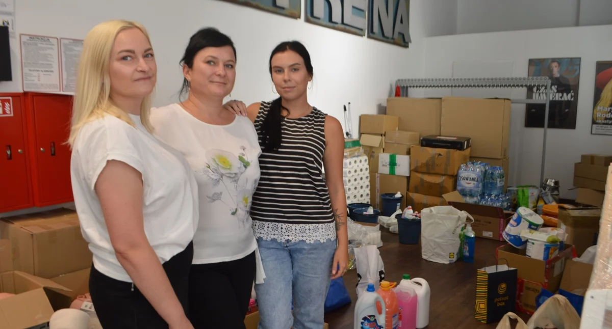 W środę, 18 września, segregowaniem darów dla powodzian zajmowały się: (od lewej) Paulina Malatyńska, Michalina Chmiel i Anastazja Pinchuk/fot.: Ela Wodecka 