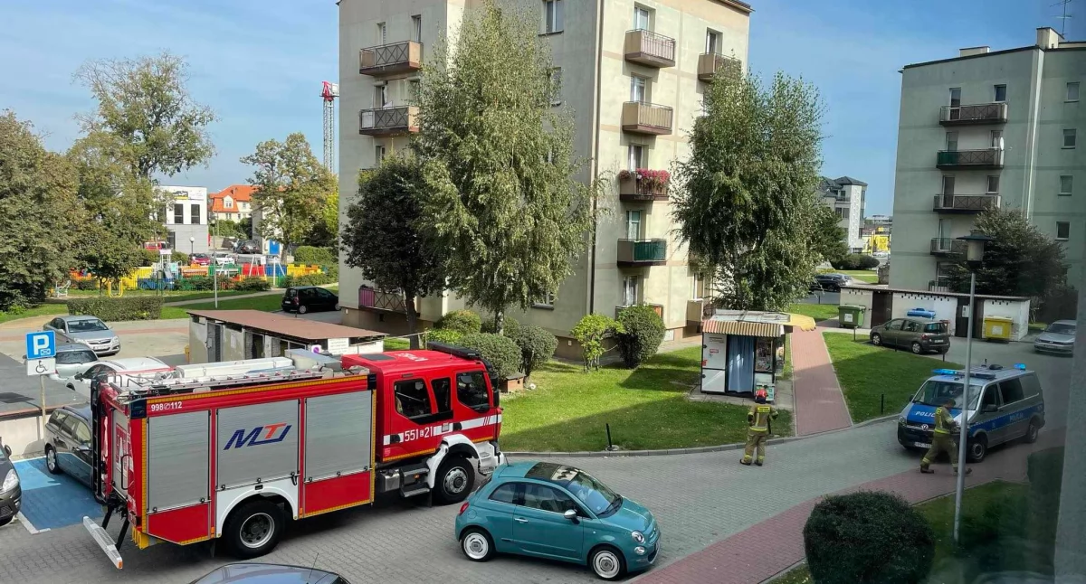 służby w akcji, Dziś Wieluniu lokatorka wyczuła bloku Zaalarmowała służby - zdjęcie, fotografia