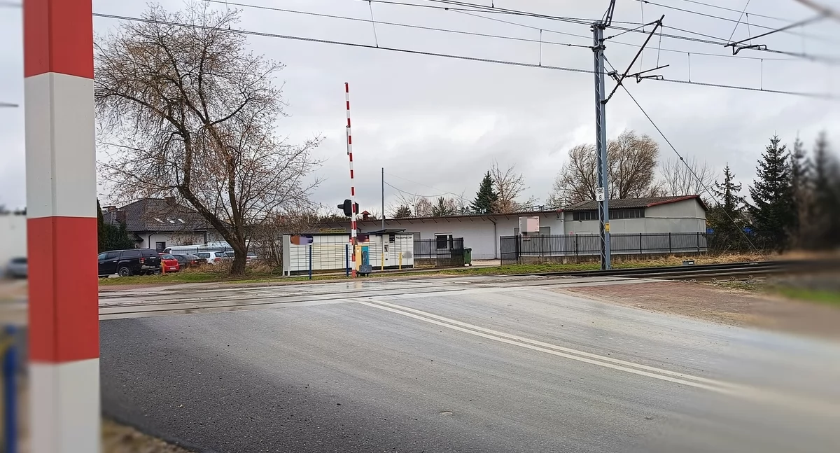Na zdjęciu przejazd, przez który na czerwonym świetle przejechał 42-latek / Fot. KPP Radomsko 