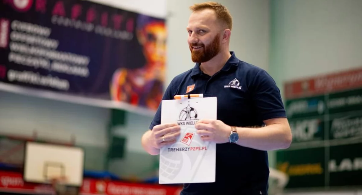 Na zdjęciu szkoleniowiec siatkarskiego WKS-u Wieluń Bartłomiej Matejczyk/fot. WKS Wieluń II liga siatkówki ( wszystkie )