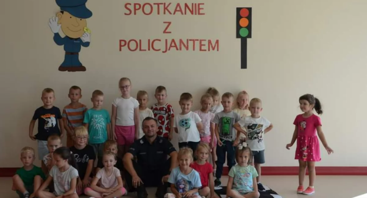 Na zdjęciu fragment spotkania funkcjonariusza z pajęczańskiej policji z uczniami szkoły / Fot. KPP Pajęczno