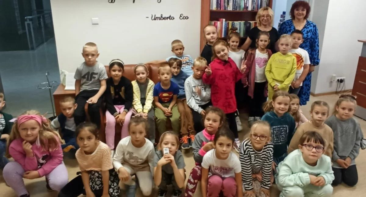 Na zdjęciu fragment wizyty uczniów ze szkoły w Wieluniu w bibliotece / Fot. Facebook / Miejska i Gminna Biblioteka Publiczna w Wieluniu