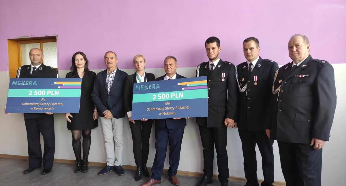 Przedstawicielki firmy Nexera przekazały strażakom z Mokrska i Komornik bony na zakup dodatkowego sprzętu/fot.: Ela Wodecka 