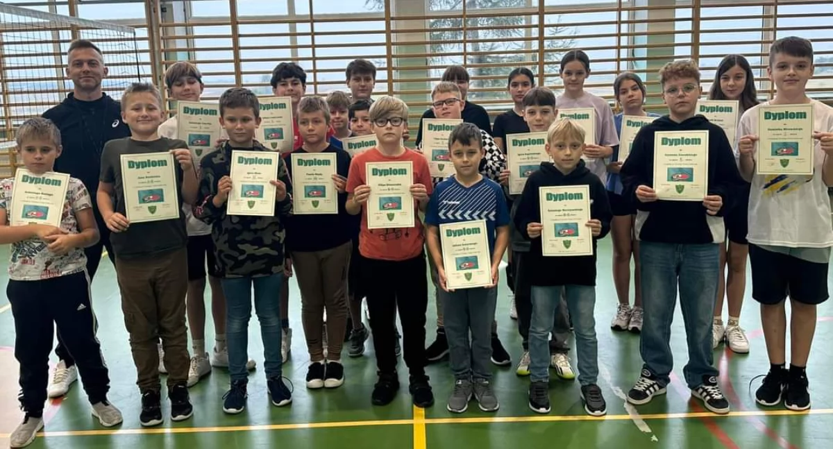 Na zdjęciu uczestnicy mistrzowskiego turnieju w tenisie stołowym, w Szkole Podstawowej w Rudzie imienia Wincentego Witosa wraz z trenerem, nauczycielem wychowania fizycznego Rafałem Grzebielą/ fot. SP Ruda ( wszystkie )