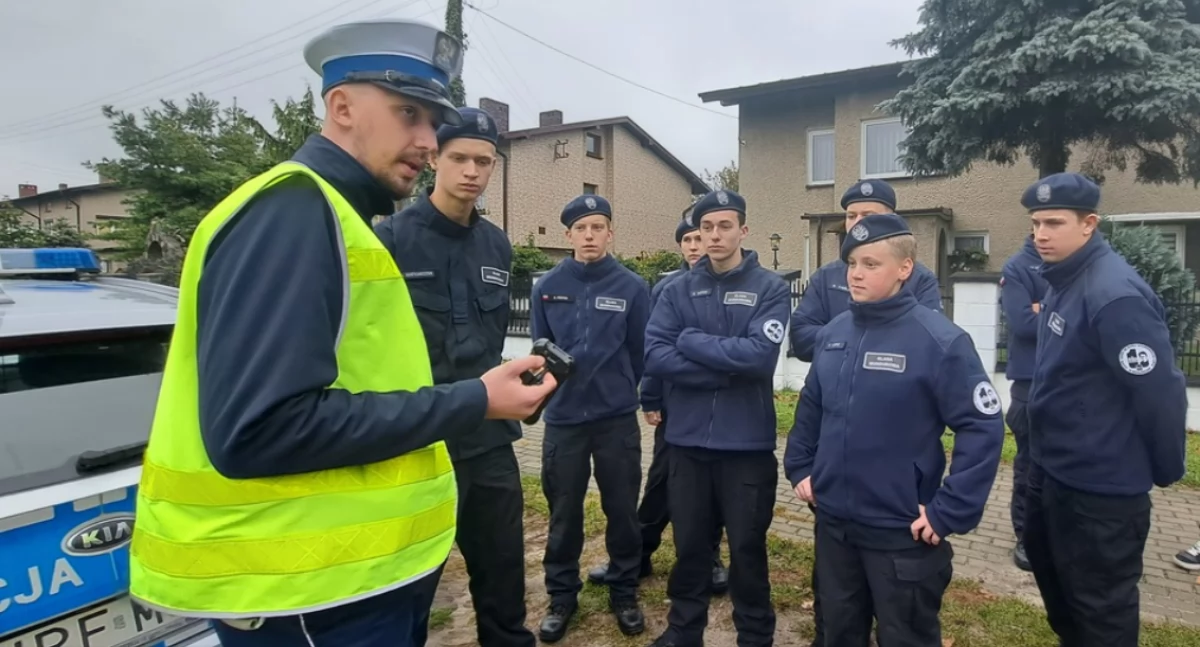Na zdjęciach młodzież w trakcie praktycznych zajęć z policjantami / fot.: KPP Pajęczno