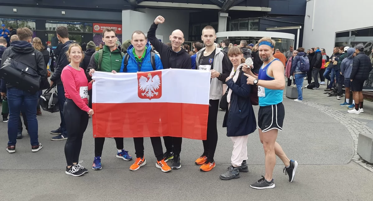 Marek Martyniak ma powody do zadowolenia - na zdjęciu ( w środku, z uniesioną w górę ręką ) po berlińskich zawodach / fot. archiwum prywatne Marka Martyniaka 