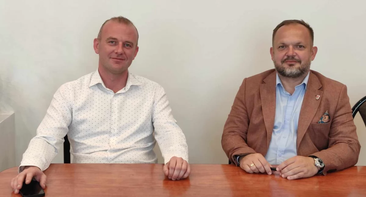 Dla starostwa i Powiatowego Zarządu Dróg w Wieluniu, remont drogi do Bojanowa nie jest priorytetem. Na zdjęciu: starosta Maciej Bryś (z prawej) i kierownik Bartłomiej Panek/fot.: Ela Wodecka    