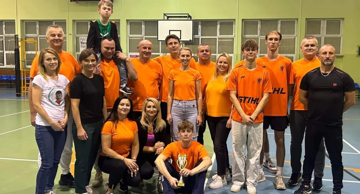 Na zdjęciu uczestniczy charytatywnego turnieju o Puchar Burmistrza Miasta i Gminy Działoszyn razem z Maksiem Mazurkiem/fot. SP im. Marii Konopnickiej w Raciszynie ( wszystkie )