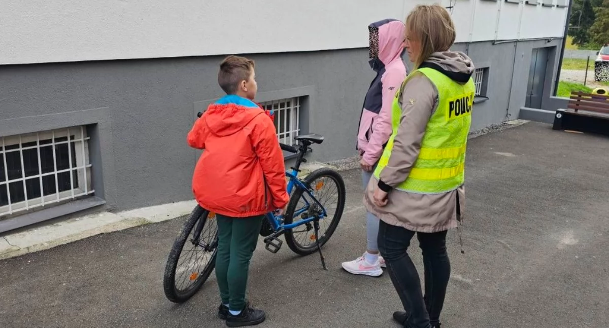 Na zdjęciu chłopiec, który odebrał z komendy swój rower / Fot. KPP Sieradz 
