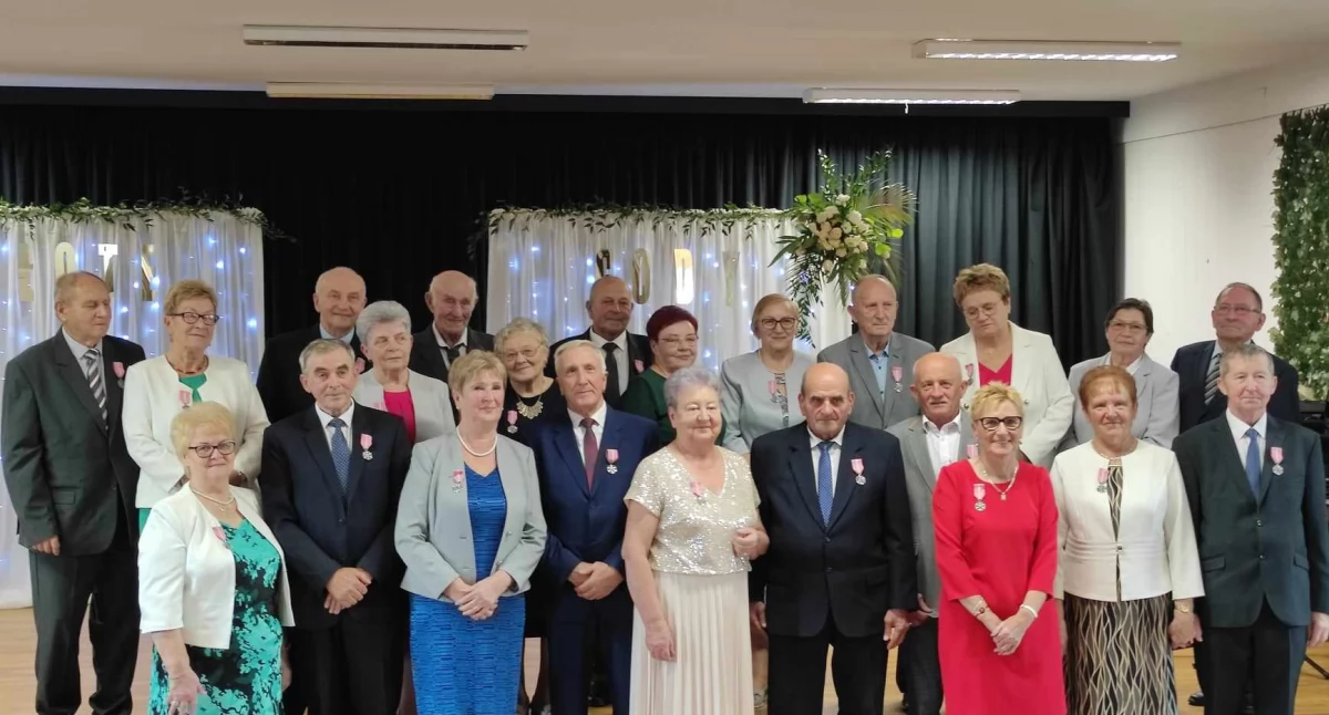 Dwanaście par zostało uhonorowanych medalami 