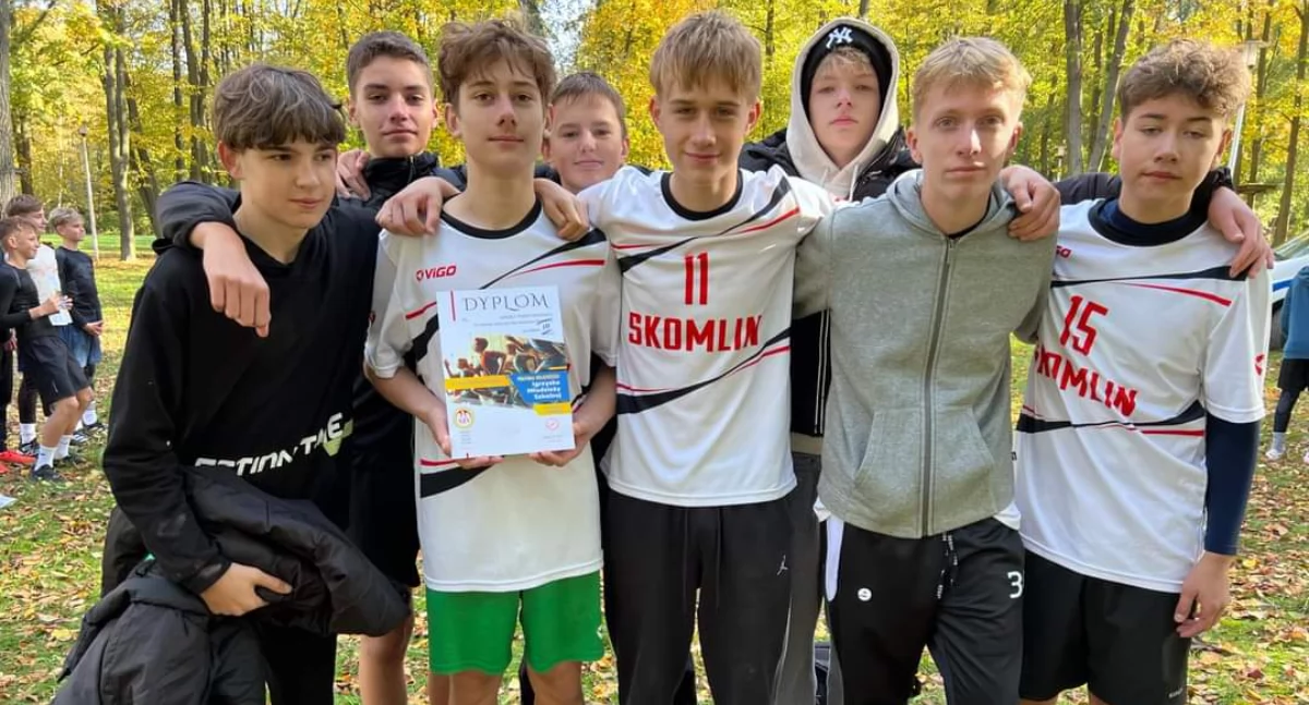 Na zdjęciu uczniowie Szkoły Podstawowej w Skomlinie, rywalizujący w półfinałach mistrzostw województwa w sztafetowych biegach przełajowych/ fot. SP Skomlin ( wszystkie )