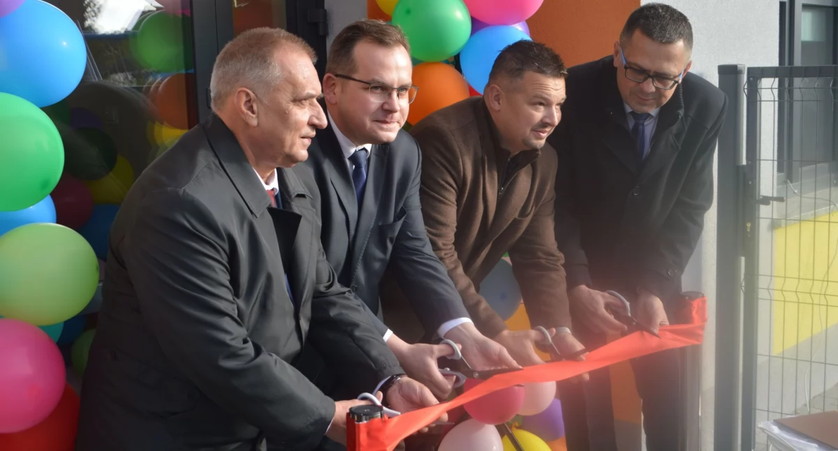 Symboliczną wstęgę przecięli: (od lewej) wójt Zbigniew Dąbrowski, poseł Paweł Rychlik, Krzysztof Molik z firmy 