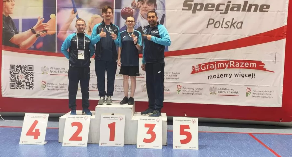 Na zdjęciu medaliści XI Ogólnopolskiego Turnieju Badmintona Olimpiad Specjalnych w Trzciance. Ireneusz Ciupek oraz Oliwia Adamiak wraz z nauczycielami i trenerami - od lewej Adam Trzebski oraz Rafał Dudziński/fot. Zespół Szkół Specjalnych w Wieluniu ( wszystkie )