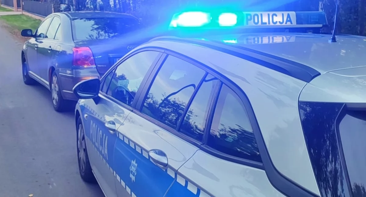 Na zdjęciu moment policyjnej kontroli z udziałem pijanego kierowcy toyoty / Fot. KPP Radomsko 