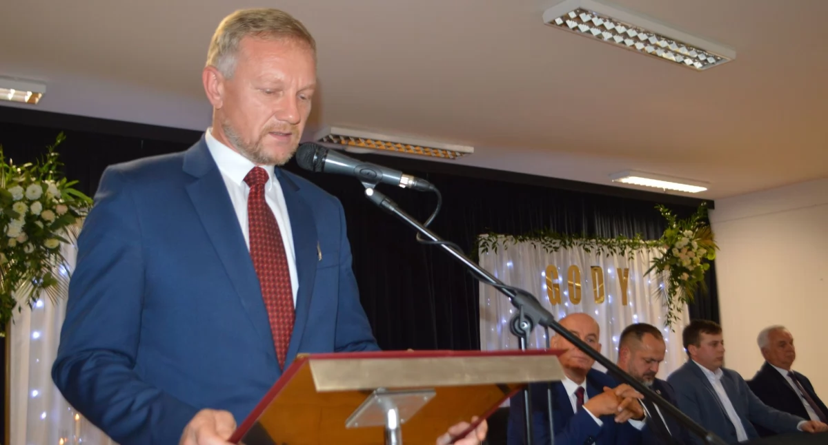 Wiersz specjalnie przygotowany na jubileusz złotych godów odczytał Piotr Kędzia/fot.: Ela Wodecka  