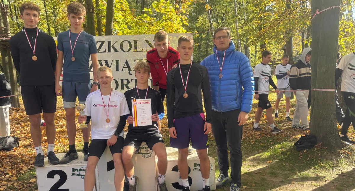 Brązowi medaliści województwa - I LO imienia Tadeusza Kościuszki w Wieluniu wraz z trenerem Grzegorzem Żabickim/ fot. SZS Wieluń 