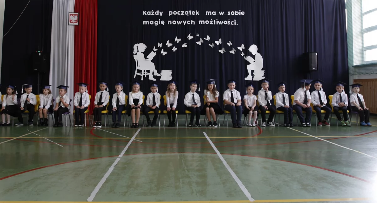 Na zdjęciu fragment uroczystości w szkole w Dzietrznikach / Fot. Facebook / Zespół Szkół Samorządowych im. Króla Władysława Jagiełły w Dzietrznikach  