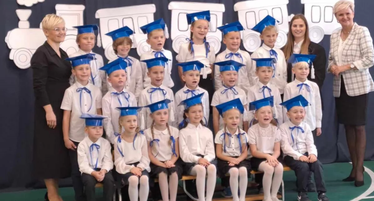 Na zdjęciu fragmenty pasowania na pierwszoklasistę w szkole w Bieniądzicach / Fot. Facebook / Szkoła Podstawowa im. Władysława Bełzy w Bieniądzicach