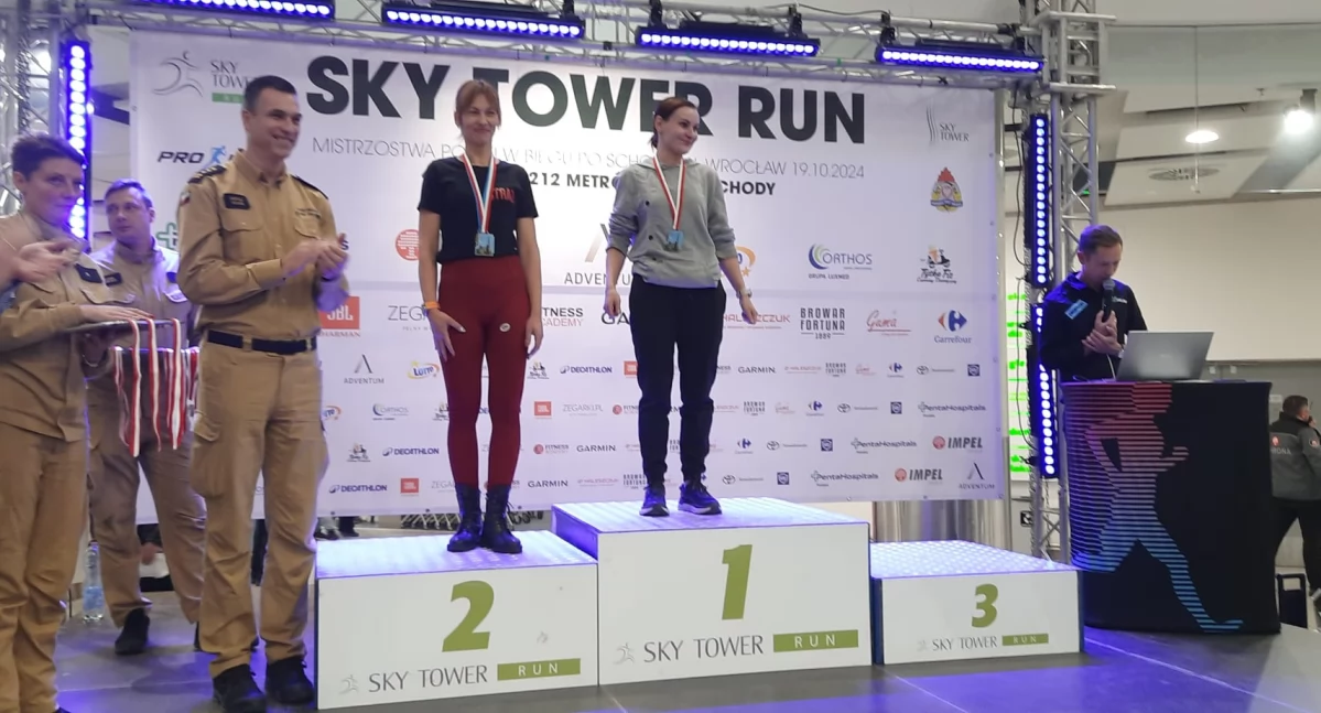 Marta Jegers ze srebrem podczas Sky Tower Run 2024 w swojej kategorii wiekowej/fot. Marek Martyniak 