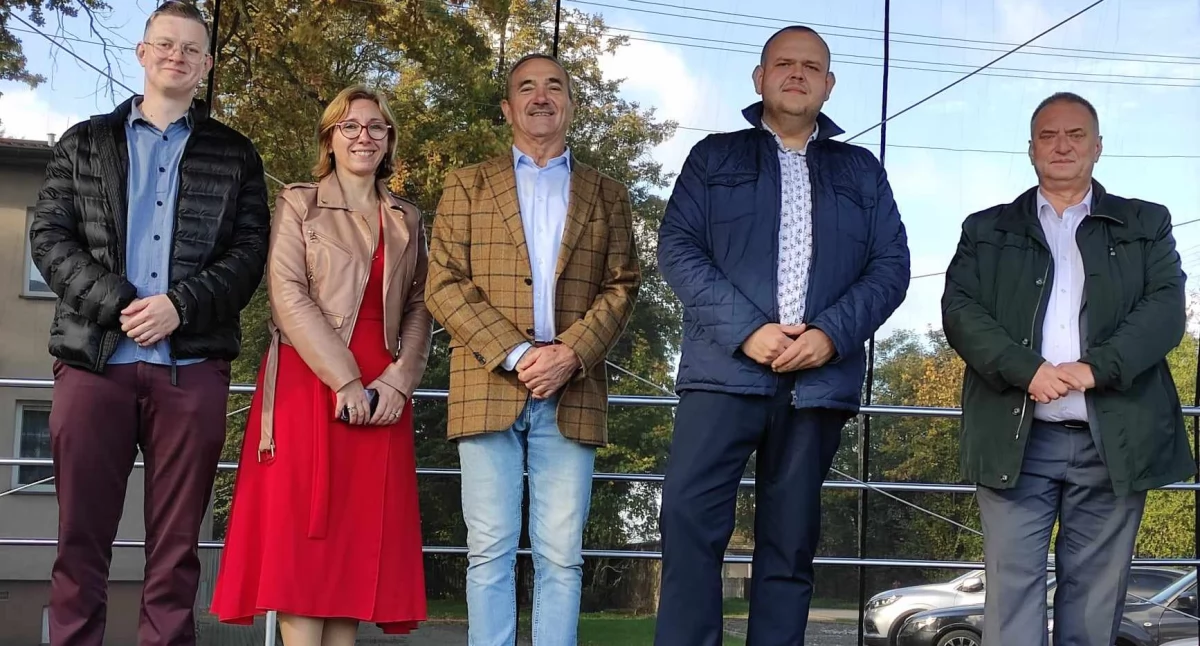 Na pierwszym rozłożeniu sceny obecni byli m.in.: (od prawej) Zbigniew Dąbrowski, Kamil Piekarski, Tadeusz Papina - przewodniczący Rady Gminy w Mokrsku, Natalia Zwierz i Dawid Klimas/fot.: Ela Wodecka 