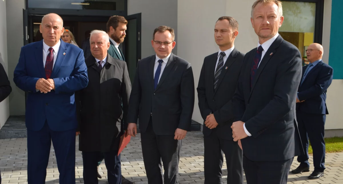 W oficjalnym otwarciu przedszkola i klubu dziecięcego w Wydrzynie uczestniczyło wiele osób/fot.: Ela Wodecka 