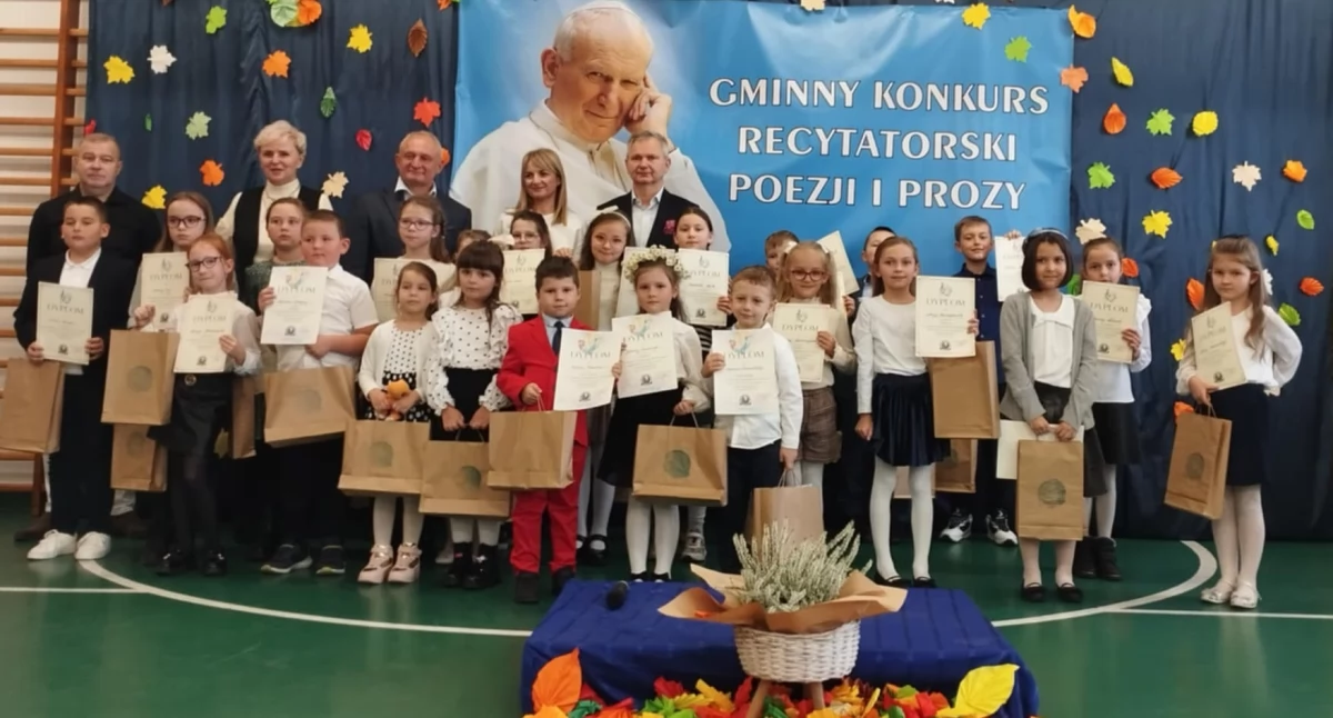 Na zdjęciu fragmenty konkursu recytatorskiego w szkole w Bieniądzicach / Fot. Facebook / Szkoła Podstawowa im. Władysława Bełzy w Bieniądzicach 