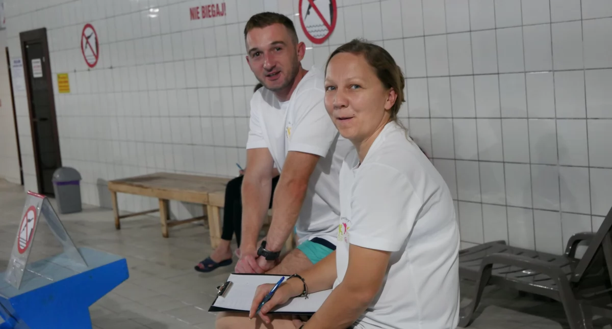 Na zdjęciu uczestnicy Nocnego Maratonu Pływackiego/fot.ZZS