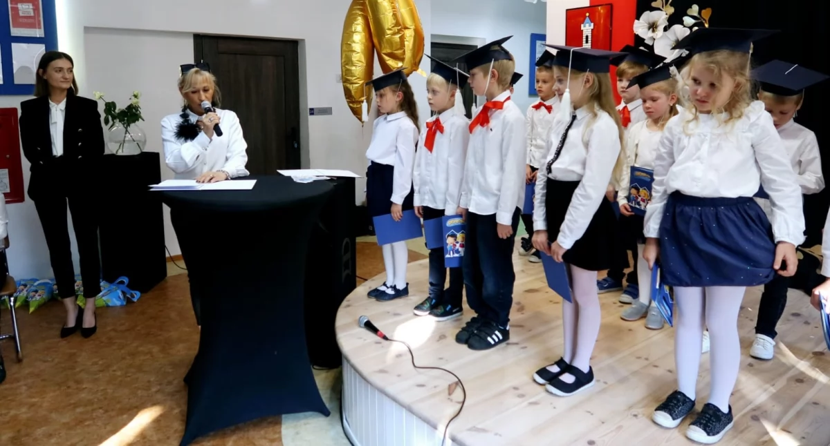 Na zdjęciu fragment ślubowania w szkole w Kurowie / Fot. Facebook / Szkoła Podstawowa im. Komisji Edukacji Narodowej w Kurowie 