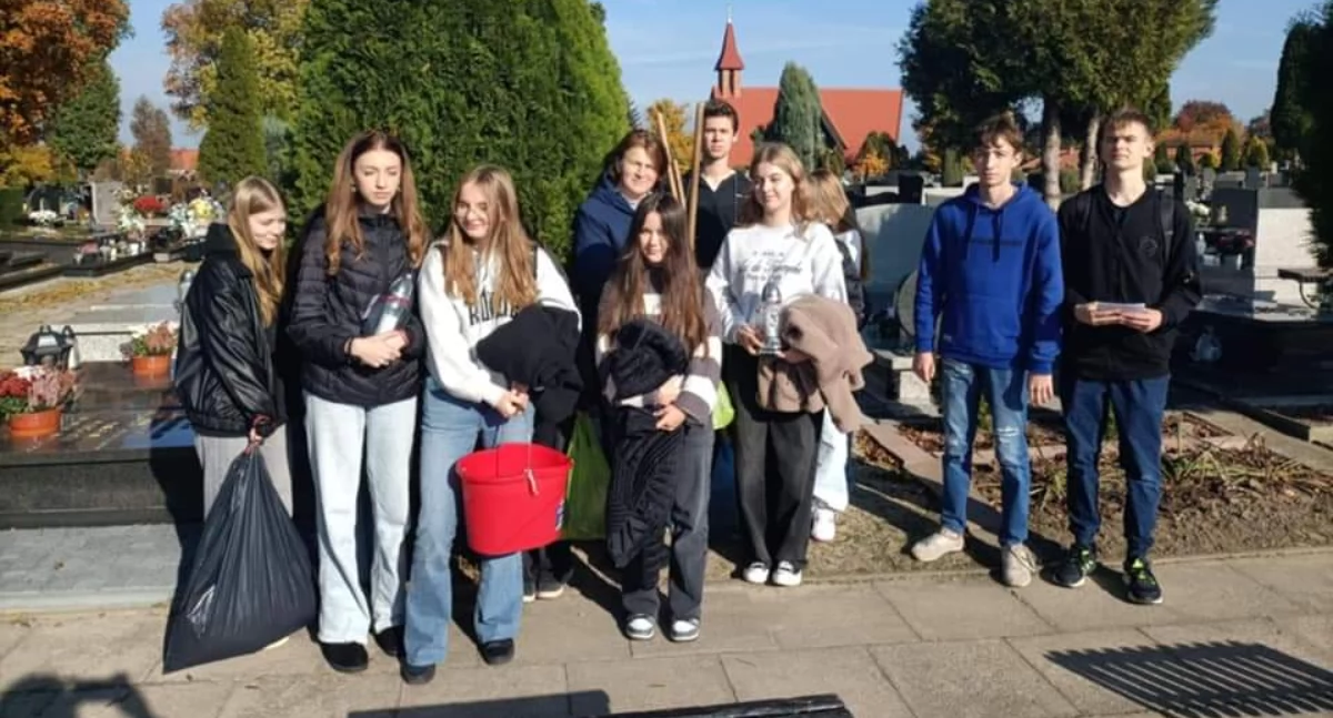 Na zdjęciu uczniowie II Liceum Ogólnokształcącego imienia Janusza Korczaka w Wieluniu/fot. II LO w Wieluniu (wszystkie)